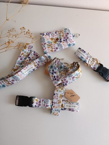 Conjunto de collares y correas con estampado floral sobre fondo claro.