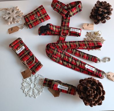 Accesorios para mascotas de tela a cuadros rojos y negros, con piñas decorativas.