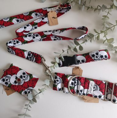 Collares y correas de perro con estampado de calaveras y rosas rojas.