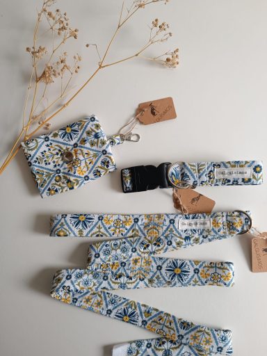 Accesorios con estampado florido en tonos azul y amarillo, acompañados de etiquetas.