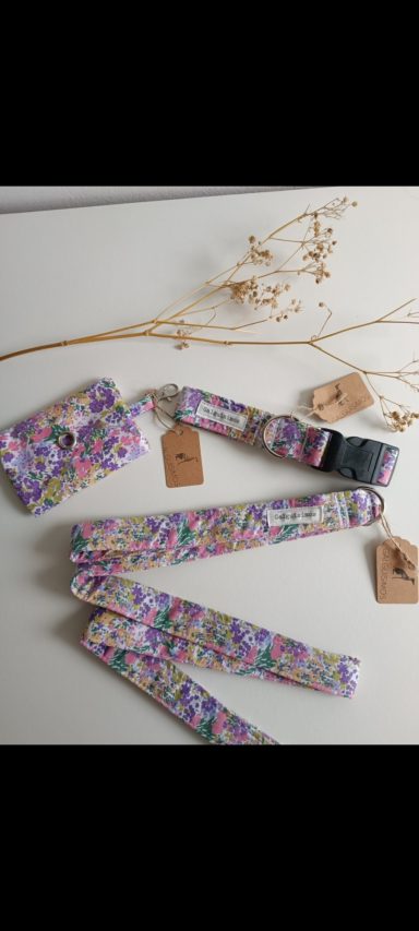 Correas de colores y estampados sobre una superficie clara con etiquetas de precio.