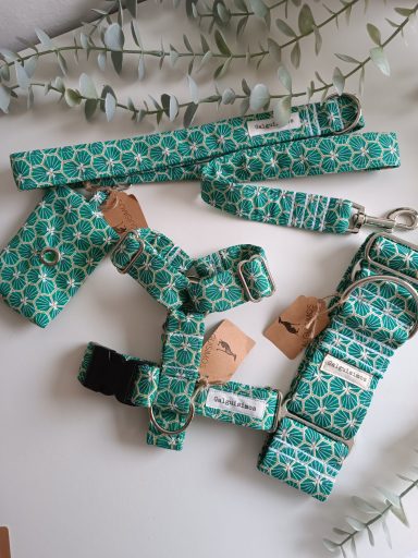 Conjunto de arneses y correas verdes con estampado hexagonal y etiquetas de precio.