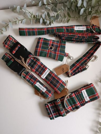 Collares y correas de perro en diseño a cuadros verde y rojo sobre fondo claro.